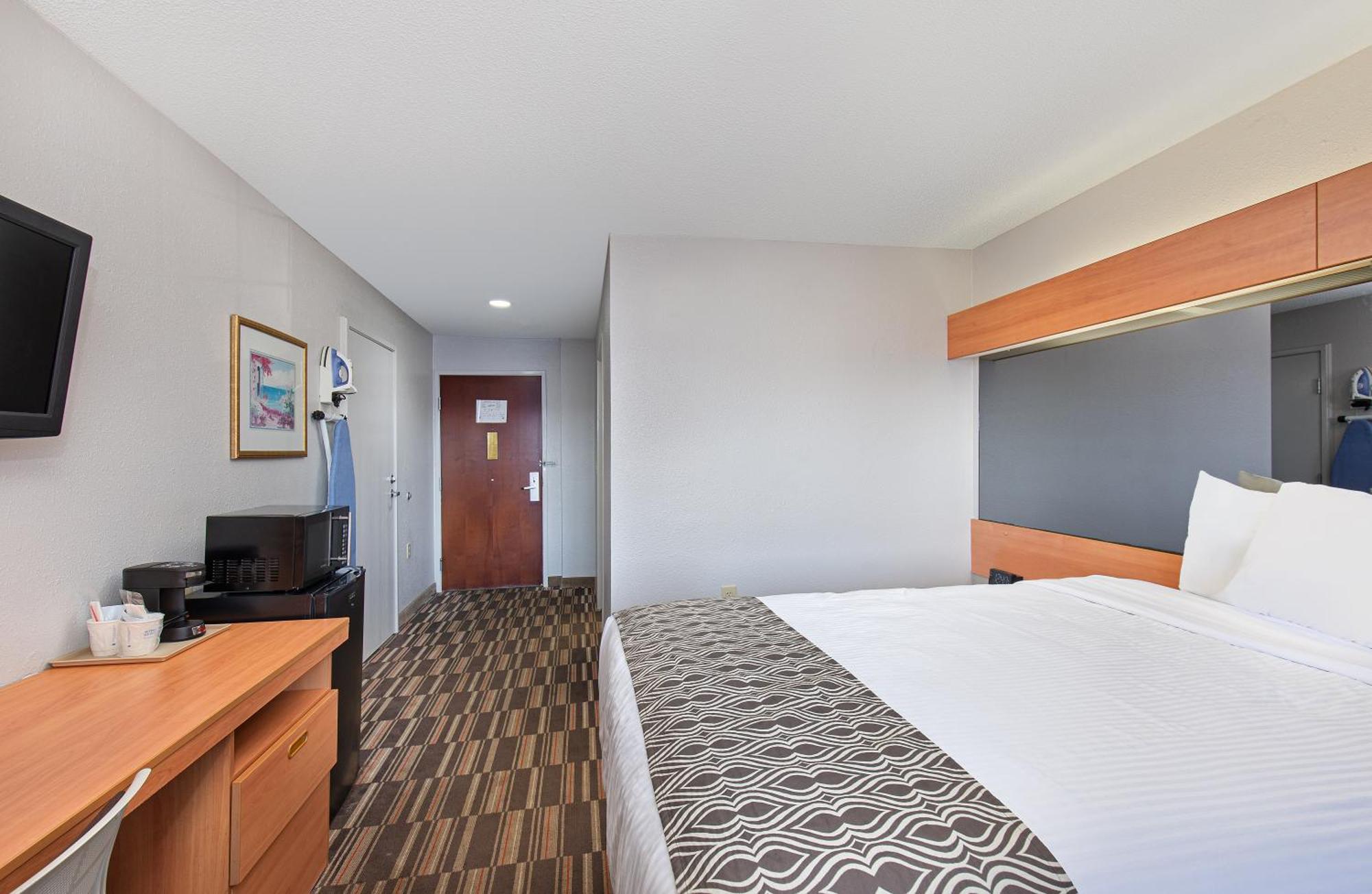 Microtel And By Wyndham - Cordova Hotel